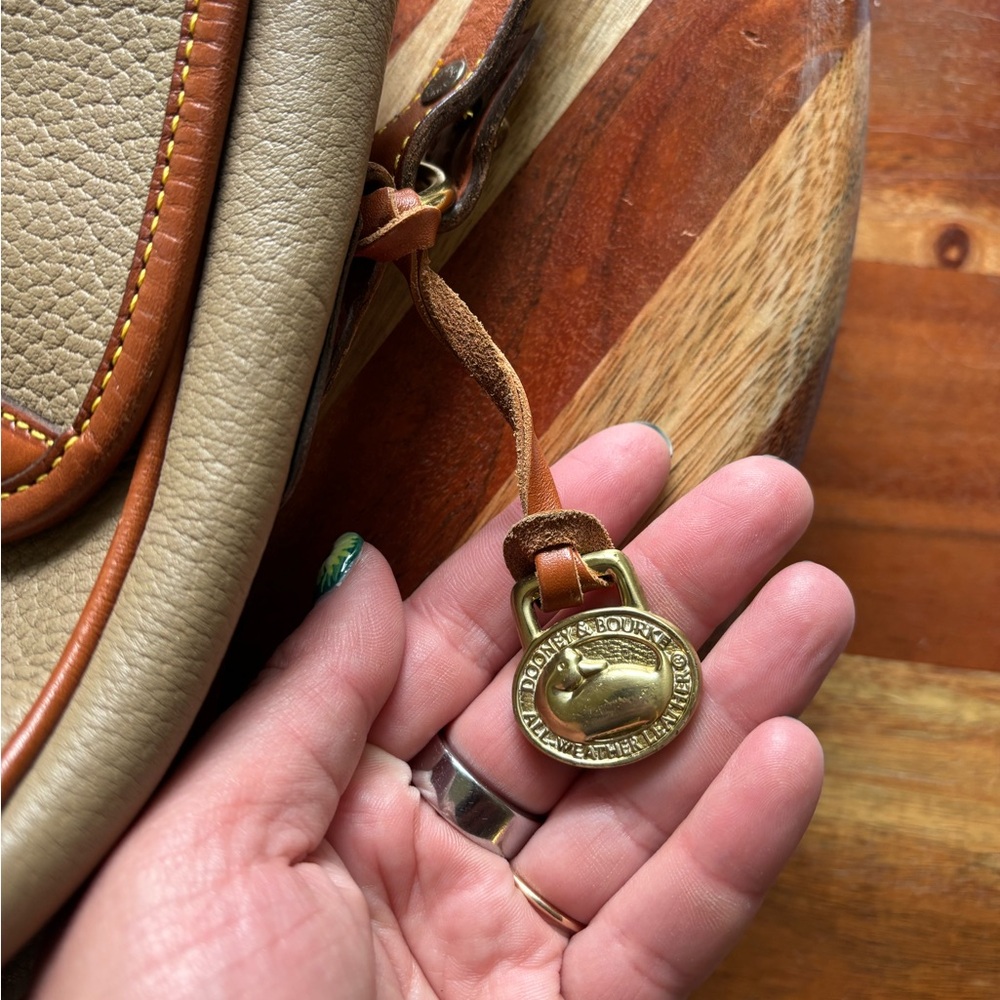 Vintage Leather Cream and Tan Dooney & Bourke Crossbody Bag - Picture 16 of 16